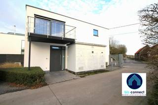 <strong>150m² compleet uitgeruste kantoor- of praktijkruimte op een rustige en vlot bereikbare ligging.</strong><br /><br />Totaal vernieuwde kantoren, voorzien airco, alarm, ventilatie, kitchenette, sanitair D/H, parkeerplaatsen waaronder 1 met laadpaal.<br />Dit pand is eveneens geschikt voor praktijkruimte voor medische- of aanverwante beroepen. Er zijn meerdere lokalen, mogelijks in te richten als wachtruimte, behandelingskamer(s) etc.<br /> <br />Dé ideale locatie om in een rustige, niet industriële omgeving uw kantoorwerkzaamheden of praktijkruimte onder te brengen. <br /> <br /> <br />Financieel
<ul>
<li>huurprijs: 1.200 EUR/mnd – jaarlijks te indexeren</li>
<li>provisie: 100 EUR/mnd als voorschot op de onroerende voorheffing en kosten</li>
<li>onroerende voorheffing ten laste van de huurder</li>
<li>waarborg 3 mnd huur</li>
<li>éénmalige kosten ten laste van de huurder met betrekking tot de huurovereenkomst :</li>
<li>50% van de kosten plaatsbeschrijving + registratierecht FOD Fin.</li>
</ul>
<br />alle verdere info op aanvraag<br /><br />Beschikbaarheid:<br />onmiddellijk beschikbaar<br /><br />Bezoek enkel of afspraak met de makelaar<br /><br />Contacteer ons voor meer info of een vrijblijvend bezoek.