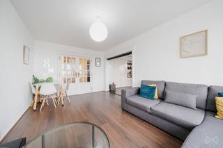 Appartement met 2 slaapkamers in Laken. Gelegen in een aangename buurt bestaat dit lichtrijke appartement uit een inkomhal, een woonkamer met eetkamer, een volledig uitgeruste keuken, twee comfortabele slaapkamers, een badkamer en een apart toilet. Het appartement beschikt eveneens over twee kleine terrassen en een kelder die extra bergruimte biedt. EPC: E. Elektrische installatie conform. Ideaal voor een koppel, een klein gezin of als investering. Dicht bij openbaar vervoer, winkels en scholen. Zeker een bezoek waard.