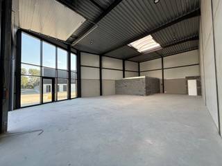 <p>Moderne bedrijfsunit in de KMO-zone van Elverdinge, vlot bereikbaar via belangrijke invalswegen.</p>
<p> </p>
<p>Dit recente pand uit 2025 biedt een uitstekende uitvalsbasis voor ondernemers die op zoek zijn naar een commerciële locatie met een goede bereikbaarheid. Gelegen in een bedrijvige omgeving in Ieper geniet het pand van een strategische ligging in een KMO-zone met een vlotte verbinding naar omliggende gemeenten en hoofdwegen. Dankzij de moderne uitstraling en functionele indeling is dit pand geschikt voor diverse professionele activiteiten. De drukke ligging zorgt bovendien voor extra visibiliteit en een efficiënte bereikbaarheid voor klanten, leveranciers en medewerkers.</p>
<p> </p>
<p>• Handelspand met moderne uitstraling<br />• Functionele open ruimte geschikt voor diverse activiteiten<br />• Parkeerplaats aanwezig</p>
<p> </p>
<p>Troeven<br />• Nieuwbouwpand van 2025<br />• Strategische ligging in KMO-zone van Ieper<br />• Vlotte verbinding via belangrijke invalswegen<br />• Ook privé aankoop mogelijk!</p>
<p> </p>
<p>Neem vandaag nog contact op met je ERA-makelaar voor meer informatie of een bezoek.</p>
<p> </p>
<p>JOUW DROOMHANDELSPAND. ZO GEVONDEN!</p>