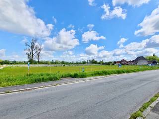 3 terrains à bâtir situé au calme à Deux-Acren. Largeur de façade de 27m offrant la possibilité de construire une villa 4 façades sur chaque lot. Lot 1 : 1479 m2 - Lot 2 : 1696 m2 - Lot 3 : 1696 m2. Pour plus de renseignements info@immobeguin.be.