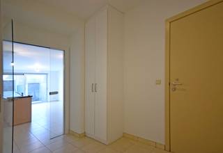 Groenestraat 51/28210 ZedelgemDit aangename gelijkvloerse appartement biedt een praktische en comfortabele indeling. Het appartement werd recent...