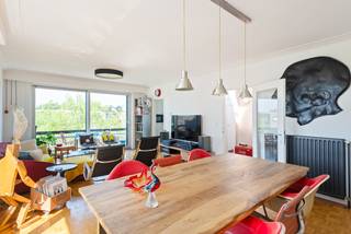 O P T I E<br /><br />Interesse in dit appartement? Bekijk de virtuele toer en maak ONLINE via Livitas.be je afspraak.<br />Wonen in Schoten is gezelligheid, groen, fietsen en gezellig shoppen en vooral aangenaam en rustig wonen.<br />Dit is de reden waarom veel aanvragen worden gedaan om in Schoten te komen wonen.<br />Dit leuke appartement is gelegen op de tweede verdieping is voorzien van een zeer ruime woonkamer met parketvloer en vooral veel lichtinval.<br />De keuken is ingericht met een vaatwasser, frigo, oven met gasvuur een een handige berging is perfect voor je proviand<br />De badkamer is voorzien van een inloopdouche en dubbele lavabo en de twee grote slaapkamers bezorgen je voldoende ruimte om je kleer- en schoenkasten te plaatsen.<br />Een gemeenschappelijke staanplaats is voorzien maar geen eigendom en het gebouw wordt beheerd door een professionele syndicus wat ervoor zorgt dat het gebouw goed beheerd is. Kelder aanwezig en conforme elektrische keuring.<br />Kortom, wees er snel bij want velen zoeken een mooi stekje in Schoten.<br />Maak snel ONLINE je afspraak via Livitas.be