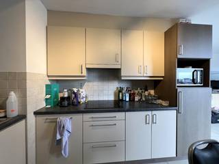 Ligging: <br />Dit appartement is zeer rustig gelegen en bevindt zich op wandel- en fietsafstand van het centrum van Geel. <br /><br />Beschrijving: <br />Dit gezellige appartement op de tweede verdieping (zonder lift) bestaat uit: <br />- Inkomhal met een apart toilet<br />- Leefruimte<br />- Open, geïnstalleerde keuken (met spoelbak, ijskast, kookplaat en afzuiging) <br />- 2 slaapkamers<br />- Badkamer, afgewerkt met enkele lavabo, lavabomeubel, douche en aansluiting voor een wasmachine.<br />- Zeer ruim terras<br />- Autostaanplaats vooraan het gebouw<br />- Tuinberging achteraan het gebouw<br />- Ruime zolder<br /><br />Extra:<br />- Zeker het bezichtigen waard!<br />- Huurprijs: 770 euro/maand + gemeenschappelijke kosten van 30 euro/maand!<br />- Beschikbaar vanaf 1/09/2026. Ook vroeger mogelijk, vanaf 01/07/2026!<br /><br />Uitsluitend via onze website www.vastengoed.be kan u een bezichtiging inplannen op de vooropgestelde bezoekmomenten. Voor andere vragen kan u het kantoor bereiken op het nummer 014/72.73.74.