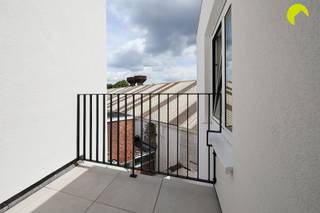 <p><span>Dit volledig gerenoveerde duplex appartement is gelegen in Zurenborg, in een klein gebouw, met slechts één buur.</span></p><p><span>Het gebouw van twee appartementen werd volledig gestript.</span></p><p><span>Dankzij de warmtepompen en isolatiewerken, geniet dit appartement van een EPC A!</span></p><p><span>Grote troef is het Spoorpark dat binnenkort aangelegd wordt!</span></p><p><span> </span></p><p><span>Indeling:</span></p><p><span>Gelijkvloers met open leefruimte (33m²) op keramische parket, met de open keuken. Van hieruit hebben we via het schuifraam direct toegang tot de stadstuin.</span></p><p><span>De keuken werd uitgerust met een composiet werkblad, hoogwaardig afgewerkte, ingemaakte kasten en de nodige toestellen.</span></p><p><span> </span></p><p><span>Via de open trap, gaan we naar de 1e verdieping.</span></p><p><span>Op de overloop is ruimte voorzien voor een bureau. Hier vinden we ook een klein terras.</span></p><p><span> </span></p><p><span>Verder hebben we de 2 slaapkamers (11m² & 9,5m²), de mooi ingerichte badkamer en apart toilet.</span></p><p><span> </span></p><p><span>Aan de straatkant is een gemeenschappelijke fietsenstalling aanwezig.</span></p><p><span>In de kelder beschikt dit appartement over een ruime berging.</span></p><p><span> </span></p><p><span>Dit appartement is volledig instapklaar dankzij:</span></p><p><span>- Doorgedreven totaalrenovatie van het volledige gebouw</span></p><p><span>- Elektriciteit conform</span></p><p><span>- 10 cm vloerisolatie & geïsoleerde achtergevel</span></p><p><span>- Individuele warmtepomp</span></p><p><span>- Volledig nieuwe inrichting, badkamer, keuken, vloeren,...</span></p><p><span>- Alle meters zijn individueel</span></p><p><span> </span></p><p><span>EPC: 77 kWh/m²J</span></p><p><span>Oppervlakte volgens meting EPC</span></p><p><span> </span></p><p><span>Meer info of een bezoek ter plaatse: 03/449.42.41 - hallo@habicom.be</span></p><p><span>Benieuwd naar de waarde van jouw woning? Check het gratis op www.watismijnhuiswaard.be</span></p>