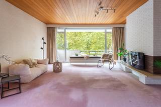Dit appartement is gelegen op een rustige en groene locatie, met winkels, supermarkten, openbaar vervoer en belangrijke verbindingswegen in de nabije omgeving. Een absolute troef is de nabijheid van het Sint-Annabos, het Sint-Annastrand en de Scheldeboorden, waar je heerlijk kunt wandelen, fietsen en ontspannen in de natuur.<br /><br />Dit ruime hoekappartement op de tweede verdieping combineert een praktische indeling met aangename leefruimtes en beschikt over drie slaapkamers en twee badkamers. Via de inkomhal met ingemaakte kasten kom je in de ruime woonkamer, afgewerkt met tapis-plain en voorzien van een gezellige elektrische haard. Er is voldoende plaats voor een comfortabele zithoek en een aparte eethoek. Vanuit de woonkamer heb je rechtstreeks toegang tot het terras. Aansluitend bevindt zich de keuken met retro-uitstraling, afgewerkt met een tegelvloer en voorzien van de nodige uitrusting.<br />Het appartement beschikt over drie slaapkamers. De masterbedroom heeft een aansluitende dressing, terwijl de twee overige slaapkamers flexibel kunnen worden ingericht als kinder-, logeer- of werkkamer. Verder zijn er twee badkamers aanwezig. De eerste is uitgerust met een dubbele lavabo en een ligbad met douchemogelijkheid. De tweede badkamer beschikt over een inloopdouche.<br /><br />Een aparte autostaanplaats dient bij aangekocht te worden voor € 15.000.<br /><br />EPC: 207 kWh/m²<br />P-score: C G-score: B<br />stedenbouwkundige inlichtingen: in aanvraag