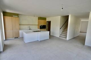 Ruime Luxe Woning met 3 slaapkamers en 2 badkamers !! <br /><br />Nieuwbouwwoning op een mooi perceel grond van 466 m² ! <br />Indeling : Inkomhal met ruimte voor vestiairekast , woonkamer , ruime keuken met zicht op de tuin , ruime berging , garage .<br />Op de eerste verdieping vinden we een nachthal met ruimte voor bureau , 2 slaapkamers met badkamer + een 3de ruime slaapkamer met dressing + eigen badkamer , ook vinden we op deze verdieping nog een apart toilet. <br /><br />De tuin is voorzien van een mooi terras en is perfect zuid georiënteerd ! <br /><br />Deze modere woning is voorzien van <strong>Vloerverwarming met Warmtepomp , Zonnepanelen ,</strong> ventilatie , regenwaterrecuperatie !!<br /><br />Maximum E-Peil 20 ! <br /><br />