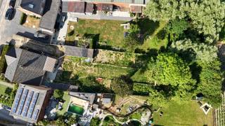 Deze woning is gelegen op een royaal perceel van 1126 m², met een straatbreedte van 14 meter. Het perceel is volledig bouwgrond, wat verschillende ontwikkelingsmogelijkheden biedt.<br /><br />Renovatie of nieuwbouw?<br />Deze eigendom leent zich perfect voor een grondige renovatie, maar biedt evengoed potentieel voor het bouwen van een volledig nieuwe woning.<br /><br />Indeling huidige woning:<br />U betreedt de woning via de inkomhal die toegang geeft tot de lichtrijke woonkamer. Aansluitend bevinden zich de keuken en een praktische bijkeuken. Verder op het gelijkvloers vindt u een bureauruimte (ook bruikbaar als extra slaapkamer), de badkamer, een wasruimte met toilet en een kelder.<br /><br />Op de eerste verdieping zijn er twee ruime slaapkamers en een zolderruimte die perfect kan worden ingericht als masterbedroom met en-suite badkamer.<br /><br />Interesse?<br />Wenst u meer informatie of plant u graag een bezoek? Contacteer ons gerust.