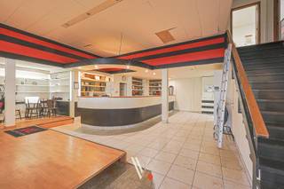 Dit indrukwekkende, te renoveren gelijkvloerse handelspand van <strong>663 m²</strong> biedt u de unieke kans om een zaak volledig naar eigen hand en concept op te bouwen.<br /><br /><strong>Commerciële locatie</strong><br />Het pand ligt op een goede locatie in de Stationsstraat, op wandelafstand van de Markt en het station. U geniet hier van een constante stroom passanten en een uitstekende bereikbaarheid.<br />Bovendien is er ruime publieke parkeergelegenheid vlakbij (o.a. Wijngaardparking).<br /><br /><strong>Grootste troeven</strong>
<ul>
<li><span><strong>Visibiliteit</strong>.</span></li>
<li><span><strong>Flexibele invulling:</strong> Ideaal voor retail, showroom, kantoor, praktijkruimte of studio.</span><br /> </li>
</ul>
<strong>Indeling</strong>
<ul>
<li><span><strong>Gelijkvloers:</strong> Een lange inkomhal met aparte sanitaire voorzieningen (D/H) leidt naar een enorme, polyvalente open ruimte met bar-zone. Perfect moduleerbaar tot onthaal, open werkvloer, vergader- of behandelruimtes en stockageruimte.</span></li>
<li><span><strong>Verdieping:</strong> Ingericht met kleedkamers (D/H), op te frissen of te herbestemmen.</span><br /> </li>
</ul>
<strong>Kort en bondig:</strong> 663 m² oppervlakte | EPC NR: Label X | <em>Bestemming onder voorbehoud van lokale vergunningen.</em>