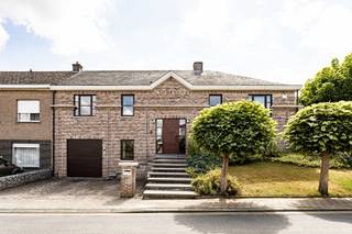<p><strong><span>Ruime gezinswoning met mogelijkheden voor wonen en werken in Mollem (Asse)</span></strong></p>
<p><span>Bent u op zoek naar een ruime gezinswoning waar u wonen en werken perfect kunt combineren? Dan is deze veelzijdige woning, gelegen in het rustige en groene Mollem (Asse), zeker een bezoek waard. Dankzij de ruime indeling en tal van mogelijkheden is deze woning ideaal voor grote gezinnen, maar ook voor zelfstandigen die graag werk en privé onder één dak willen combineren.</span></p>
<p><span>Indeling</span></p>
<p><span>Bij het binnenkomen wordt u verwelkomd in een lichtrijke inkomhal die toegang geeft tot de bovengelegen leefruimte van maar liefst 42 m². Aansluitend bevindt zich de praktische en goed onderhouden keuken. Verder beschikt deze verdieping over een eerste slaapkamer met balkon, een apart toilet, een dressingruimte en een ruime badkamer met dubbele wastafel en ligbad.</span></p>
<p><span>Op de gelijkvloerse verdieping bevinden zich drie volwaardige slaapkamers (19,5 m², 17,5 m² en 13,5 m²). Daarnaast vindt u hier een tweede badkamer, uitgerust met een douche en toilet, een ruime kelderruimte en een inpandige garage met rechtstreekse toegang tot de tuin.</span></p>
<p><span>De zolderverdieping van maar liefst 55 m² biedt nog heel wat extra potentieel. Mits het plaatsen van een vaste trap kan deze ruimte perfect worden ingericht als extra slaapkamer, hobbyruimte, bureau of polyvalente ruimte.</span></p>
<p><span>Ook buiten heeft deze woning heel wat te bieden. De aangename tuin met vijver vormt de ideale plek om na een drukke werkdag helemaal tot rust te komen. Dankzij de zuidoostelijke oriëntatie geniet u bovendien van een mooie lichtinval en aangename buitenmomenten.</span></p>
<p><strong><span>Troeven</span></strong></p>
<ul>
<li><span>Gunstig EPC – geen renovatieverplichting</span></li>
<li><span>Zonnepanelen aanwezig</span></li>
<li><span>Zuidoostelijk georiënteerde tuin</span></li>
<li><span>Vier slaapkamers, met mogelijkheid tot uitbreiding</span></li>
<li><span>Zolderverdieping van 55 m² met extra potentieel</span></li>
<li><span>Inpandige garage met rechtstreekse toegang tot de tuin</span></li>
<li><span>Ideaal voor grote gezinnen en/of zelfstandigen</span></li>
</ul>
<p><span>Kortom, een unieke kans voor wie op zoek is naar een ruime en veelzijdige woning met tal van mogelijkheden, in een rustige en groene omgeving van Mollem.</span></p>
<p><span>Interesse? Contacteer ons vandaag nog voor een bezoek ter plaatse!<br /><strong>info@impromove.be - </strong></span><strong>02 887 80 56</strong></p>