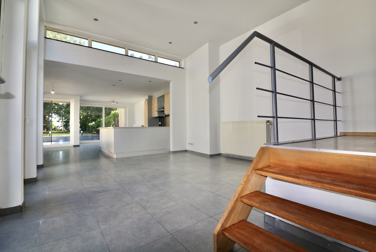 Moderne, ruime woning met 4 slpk, tuin, terras en garage voor 1.250 EUR/mnd - foto 4