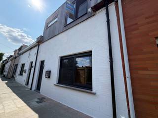 🏡 Grondig gerenoveerde gezinswoning met A-label, garage en enorm potentieel!<br /><br />Zoek je een woning waar de zware, dure renovatie- en isolatiewerken al vakkundig zijn uitgevoerd? Deze verrassend ruime gezinswoning ligt in een heerlijk rustig steegje en is technisch én energetisch volledig klaar voor de toekomst. Dankzij de grondige aanpak geniet je hier van een top A-label, wat garant staat voor een minimale energiefactuur!<br /><br />De basis is perfect: muren en vloeren zijn zwaar geïsoleerd, overal is drievoudig glas geplaatst en alle leidingen zijn vernieuwd. De finishing touch is aan jou, en dat scheelt flink in de kosten: een grote hoeveelheid hoogwaardige materialen is al aangekocht en volledig inbegrepen in de prijs! everything what is in the house stays.<br /><br />✨ De belangrijkste troeven op een rij:<br />🌱 Energiezuinig topniveau (A-label): Maximaal geïsoleerde vloeren, dubbel geïsoleerde muren en overal nieuwe ramen met drievoudige beglazing.<br />🛠️ Technisch volledig vernieuwd: Alle nutsleidingen en de riolering (reeds ontdubbeld) zijn splinternieuw. Ook de elektrische leidingen zijn volledig vernieuwd (enkel de zekeringkast dient nog geplaatst te worden).<br />💶 Inbegrepen materialen: Heel wat reeds aangekochte materialen zijn inbegrepen in de prijs en blijven liggen voor de afwerking: keramische parkettegels, een douchekuip met veiligheidsglazen wand, een dubbele lavabo, een hangtoilet en de zoldertrap.<br />🚗 Inclusief garage: Geen parkeerstress! Er is een aparte garage inbegrepen, vlot bereikbaar via de Wagenweg (de 12de garage in de rij). Deze kan ook NIET meegekocht worden.<br />☀️ Buitenruimte met potentieel: Naast het knusse terrasje op het gelijkvloers is er de unieke mogelijkheid om op de eerste verdieping een groot dakterras te creëren.<br />📋 De indeling:<br />👇 Gelijkvloers:<br />🚪 Inkomhal die leidt naar de gezellige leefruimte.<br />🧑‍🍳 Ruimte voor een open keuken met plaats voor een modern kookeiland.<br />🍷 Handige mini-kelder voor extra koele berging.<br />🚽 Eerste toilet.<br />🛏️ 2 slaapkamers (ideaal als slaapkamer, bureau of hobbyruimte).<br />🪴 Gezellig terrasje.<br />👆 1ste Verdieping:<br />🪜 Ruime nachthal met een tweede apart toilet.<br />🛏️ Nog eens 2 volwaardige slaapkamers.<br />🛁 In te richten badkamer (materialen zoals douche en dubbele lavabo liggen al klaar!).<br />📦 Toegang tot de stapelzolder (via de meegeleverde zoldertrap).<br />🚪 Toegang tot de locatie met de mogelijkheid voor het riante dakterras.<br />🔑 Jouw kans:<br /><br />Dit is de ideale kans voor een handige harry of slimme koper. De structurele verbouwingskosten en isolatiewerken zijn al achter de rug, de materialen liggen klaar. Je hoeft alleen nog de puntjes op de i te zetten om hier jouw eigen, energiezuinige droomthuis van te maken.<br />Kom het potentieel zelf ontdekken en plan snel je bezoek!<br /><br /><u>Wettelijke info :</u> <br />EPC : A-label<br />Asbest : Asbestveilig !!<br />Elektriciteit : niet-conform, verder af te werken ... alles is voorzien muz de zekeringskast.<br />Stedenbouw : Geen beschermd monument, niet op inventaris, Vergunning uitgereikt, Woongebied, Geen dagvaarding uitgebracht, Geen voorkooprecht ruimtelijke ordening aanwezig, Geen Verkavelingsvergunning, geen overstromingsgebied, niet gelegen in afgebakend oevergebied.<br />Watertoets : P en G-score : A en A, geen natte voeten hier dus.<br />Watergevoelige openbare ruimtes : niet van toepassing<br />Maatregelenregister : geen nadelige maatregelen gekend<br />Vrij : bij akte<br /> 