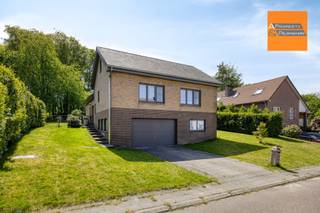 <p><span>Ontdek deze ruime open bebouwing op een mooi perceel van 860 m² in Vinkenlaan 14 te Everberg. De woning biedt ca. 195 m² bewoonbare oppervlakte en combineert een praktische indeling met een aangenaam wooncomfort. Binnen geniet u van veel lichtinval, een gezellige leefruimte, een vernieuwde keuken, 3 slaapkamers, 1 badkamer, een zolder en een inpandige garage met sectionale poort.</span></p><p><span>De woning werd in 2016 grondig aangepakt met onder meer een vernieuwd dak, PVC ramen en deuren, nieuwe vloeren, keuken, badkamer, radiatoren, ventilatiesystemen en een inbouwkachel. De centrale verwarming werkt op aardgas en de elektrische installatie is conform. Extra troeven zijn de regenwaterput met pomp, waterverzachter, kruipkelder en de ruime tuin met noordoostelijke oriëntatie.</span></p><p><span>Met EPC-label C en een energiescore van 266 kWh/m² jaar biedt deze woning een solide basis voor wie comfortabel wil wonen en tegelijk nog verdere optimalisaties wenst uit te voeren. De ligging scoort gunstig op mobiliteit, met voorzieningen en openbaar vervoer in de ruimere omgeving.</span></p><p><span>Een interessante gezinswoning met ruimte, licht en potentieel, gelegen in een residentiële omgeving in Everberg. Een bezoek waard!</span></p>