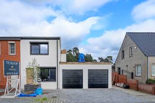 <p><b>Te Koop: Grondig gerenoveerde woning met dubbele garage, veranda en tuin</b></p>
<p>Ben je op zoek naar een woning waar de zware renovatiewerken al achter de rug zijn? Deze eigendom combineert een strakke, eigentijdse afwerking met een zorgeloze toekomst.</p>
<p><b>Troeven &amp; indeling:</b></p>
<ul>
<li>
<p><b>Gelijkvloers:</b> Ruime leefruimte die overloopt in de eetplaats. Open keuken met eiland en de modernste apparatuur. Handige berg/wasplaats en een prachtige badkamer met dubbele lavabo en inloopdouche.</p>
</li>
<li>
<p><b>Slaapkamers:</b> De bovenverdieping telt 2 comfortabele slaapkamers, met optie tot het creëren van een <b>3e slaapkamer</b>.</p>
</li>
<li>
<p><b>Technisch vernieuwd:</b> Nieuwe sanitaire leidingen, elektriciteit en vloeren. Hellend dak (22 cm isolatie), plat dak, nagenoeg alle ramen én sectionale garagepoorten zijn gloednieuw.</p>
</li>
<li>
<p><b>Buiten:</b> Fijne veranda, gezellig terras en leuke tuin. Inclusief <b>dubbele garage</b>.</p>
</li>
</ul>
<p><b>Energie &amp; EPC:</b> De woning heeft momenteel EPC-label F door de stookolieverwarming en de niet-geïsoleerde veranda met plexi dak. Het is aangeraden te schakelen naar een hoogrendementsketel of warmtepomp met zonnepanelen. Hiermee transformeer je het label binnen de 6 jaar naar een gunstig EPC.</p>
<p><b>Interesse?</b> Plan je bezoek in en bel ons op <b>0478/75 69 85</b> of mail naar <b>sylvio@immocente.be</b>!</p>