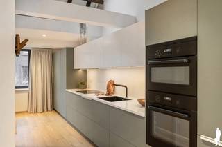 <p><strong>Gebouw met kantoorruimte en appartement/studio met terras!</strong></p>
<p>Dit veelzijdige gebouw combineert een <strong>praktische kantoorruimte op het gelijkvloers</strong> met een <strong>gezellig appartement/studio op de eerste verdieping</strong>. Dankzij de doordachte indeling en de aangename lichtinval biedt dit pand tal van mogelijkheden, zowel voor professioneel gebruik als voor wonen.</p>
<p><strong>Indeling:</strong></p>
<p><strong>Gelijkvloerse verdieping<br /></strong>- Ruime kantoorruimte met veel lichtinval<br />- Praktische kitchenette/keuken<br />- Multifunctionele werkruimte met verschillende indelingsmogelijkheden<br />- Toegang tot het achterliggende koertje</p>
<p><strong>Eerste verdieping<br /></strong>- Lichtrijke leefruimte met eetplaats<br />- Open keuken uitgerust met de nodige toestellen<br />- Slaapkamer<br />- Badkamer voorzien van douche, lavabo en toilet<br />- Toegang tot het terras</p>
<p>Vanuit het terras bereikt u via een <strong>buitentrap het achterliggende koertje</strong>, een aangename buitenruimte die extra mogelijkheden biedt.</p>
<p><strong>Extra troeven:<br /></strong>- Combinatie van wonen en werken mogelijk<br />- Terras aanwezig<br />- Koertje achteraan <br />- Veel lichtinval dankzij grote raampartijen<br />- Praktische indeling met verschillende gebruiksmogelijkheden<br />- Indien gewenst is de 2e slaapkamer buitenom beneden te bereiken.</p>
<p></p>