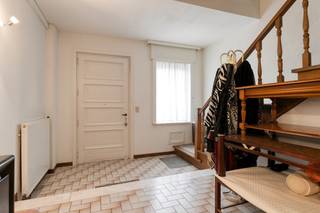 Op een vlotte verbindingsweg gelegen...Via de ruime inkomhal komen we in de aangename leefruimte met open keuken met nieuwe inbouwtoestellen. Op het...