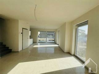 Nieuwbouwwoning (OB) op een perceel van 284,70 m2, met een bruto bewoonbare oppervlakte van 138,58 m2. Op de gelijkvloerse verdieping vinden we een inkomhal, leefruimte met open keuken, een berging en apart toilet. Op de eerste verdieping zijn er 3 slaapkamers, een apart toilet, een wasplaats en een badkamer. Verder wordt er nog een carport voorzien. Bij deze woning hoort ook een extra staanplaats. De werken starten in het voorjaar van 2025 en de oplevering wordt voorzien tegen de zomer van 2026. De foto's zijn een impressie. Alle prijzen excl. registratierechten en BTW. Voor meer info, of vrijblijvend het lastenboek en plannen: 0479/9 34 34 9 (Kristof)