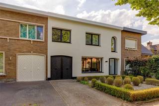 In een rustige straat in het hart van Mariaburg ligt deze recent gerenoveerde woning, een plek waar u elke dag thuiskomt in rust en licht. Zodra u binnenstapt, merkt u hoe de natuurlijke lichtinval de ruimtes open en aangenaam maakt, wat meteen zorgt voor een warme, uitnodigende sfeer.<br />De woning beschikt over drie comfortabele slaapkamers en een extra bureauruimte, ideaal voor wie thuis werkt of gewoon graag een rustige plek heeft voor zichzelf. De compacte badkamer is praktisch ingericht, terwijl de gezellige leefruimte met eetkamer en ingerichte keuken uitnodigt tot lange avonden samen aan tafel.<br />Achteraan wacht een leuk terras met zicht op de ruime Zuidelijk georiënteerde tuin, een plek waar u in alle rust kan genieten van de buitenlucht en waar kinderen naar hartelust zich kunnen uitleven. Ook aan comfort en bergruimte werd gedacht: er is een kelder én een ruime garage, perfect voor extra opslag of hobby’s.<br />Dankzij de energiezuinige EPC-score B woont u hier niet alleen comfortabel, maar ook met oog voor efficiëntie. De woning wordt verhuurd als hoofdverblijfplaats via een 9-jarig huurcontract, 3-jaarlijks opzegbaar, wat zorgt voor stabiliteit en gemoedsrust op lange termijn. Dit vanaf 1/3/2026 . <br />Voelt u het al?<br />Dan nodigen we u graag uit om deze woning zelf te ontdekken.<br />📩 Katrin@wollaertvastgoed.be | ☎️ 03 283 44 00