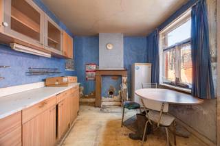 <p>Ben jij een handige harry, een investeerder of een starter die droomt van een woning die je volledig naar eigen smaak kunt inrichten? Zoek niet verder! Deze karaktervolle kluswoning biedt een fantastische basis om jouw woondromen werkelijkheid te maken.</p><p>Met een slimme aanpak tover je dit pand om tot een modern en gezellig thuis.</p><h3>De troeven op een rij:</h3><ul><li><p><strong>Potentieel:</strong> De woning dient volledig gerenoveerd te worden, wat je de unieke kans geeft om de indeling en afwerking 100% zelf te bepalen.</p></li><li><p><strong>Ruimte:</strong> Beschikt over een potentieel lichtrijke leefruimte, een aparte keukenruimte en <strong>2 volwaardige slaapkamers</strong> op de bovenverdieping.</p></li><li><p><strong>Buitenruimte:</strong> De <strong>knusse, kleine koer</strong> is een heerlijke plek voor een groen stadsplekje, een gezellig terras of een zomers koffiemoment in de buitenlucht.</p></li><li><p><strong>Locatie:</strong> Gelegen in een aangename buurt met alle nodige voorzieningen zoals winkels, scholen en openbaar vervoer binnen handbereik.</p></li></ul><p><strong>Interesse om de handen uit de mouwen te steken?</strong></p><p>Neem vandaag nog contact met ons op voor meer informatie of om een bezichtiging in te plannen. Dit project laat je best niet aan je voorbijgaan!</p>