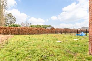 Matexi bouwt aan de gloednieuwe woonbuurt 'Scharent' met 14 open nieuwbouwwoningen langsheen een buurttuin. Elke woning beschikt over 3 slaapkamers en een eigen tuin. Zo heb jij alle (groene) ruimte om te genieten van het leven. <br /><br /><strong>Lot 07</strong> is qua ligging het laatste lot in deze rij woningen en is voorzien van een carport. <br /><br />De ruime woningen beschikken over voldoende opbergruimtes om gerief in kwijt te geraken. Daarnaast wordt er ruimte voor een bureau voorzien. Ideaal voor wie af en toe eens telewerkt! Nood aan een extra atelierruimte, slaapkamer of iets anders? In de optioneel inrichtbare zolder worden je dromen werkelijkheid. Interesse? Neem snel contact op voor alle gedetailleerde info.
