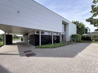 In Destelbergen, direct aan de op- en uitrit van de R4, bevindt zich dit instapklare bedrijfsgebouw: een topligging qua visibiliteit. Het...