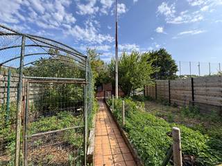 Maison semi-ouvert à rénover avec une surface habitable de 168m², joli jardin orienté plein sud et grand garage.<br /><br />Rez-de-chaussée : Hall d'entrée, salon et salle à manger, cuisine authentique, salle de bains avec baignoire, lavabo et toilette, chambre 1, grand débarras avec local technique, véranda, grand jardin avant orienté au sud, jardin arrière aménagé en potager avec terrasse et grand garage.<br />1er étage : Hall de nuit et 2 chambres à coucher.<br /><br />Emplacement accessible sur une route d'accès à De Panne depuis Koksijde et Veurne - Proche de l'aire de jeux De Ravotter et d'un terrain de football.<br /><br />PEB : 640 kWh/m² - Label F<br />Cette maison est soumise à l'obligation de rénovation pour les habitations résidentielles.<br /><br />Plus d'info, documents et visite virtuelle: www. immodepanne.be