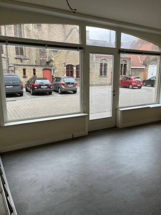 Handelspand in het Centrum van Veurne Handelsgelijkvloers bestaande uit een winkel- of bureauruimte (van 15 m) met etalage, een apart toilet en een...