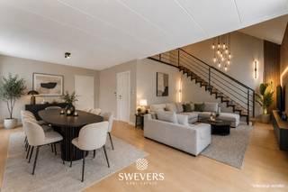 Voor meer info en foto’s, surf naar www.swevers.be – Op een centrale locatie in Maasmechelen vindt u deze instapklare duplex met een royale bewoonbare oppervlakte van 169 m². Het appartement werd gebouwd in 1997, verkeert in verzorgde staat en biedt een praktische indeling over twee verdiepingen.<br />Op de eerste verdieping ligt de lichtrijke leefruimte van circa 35 m², waar zit- en eetruimte mooi in elkaar overlopen. Aansluitend bevindt zich de keuken van ongeveer 16 m², met daarnaast een handige bijkeuken voor extra bergruimte en technische voorzieningen. Via deze zijde bereikt u het ruime dakterras van circa 45 m², ideaal voor een gezellige loungehoek, buitentafel of ontspannen zomeravonden.<br />De tweede verdieping is ingericht als slaapniveau en omvat drie volwaardige slaapkamers van ongeveer 24 m², 16 m² en 16 m². Deze kamers bieden tal van mogelijkheden als slaapkamer, bureau, dressing of hobbyruimte. De badkamer is voorzien van een toilet, lavabo, douche en ligbad. <br />Een bijkomende troef is de carport, waardoor u beschikt over een overdekte parkeerplaats vlak bij het appartement. Ook de ligging is uitstekend: winkels, scholen, openbaar vervoer en horeca bevinden zich op wandelafstand. De autosnelweg bereikt u op slechts 1 kilometer. Deze duplex combineert ruimte, licht, comfort en bereikbaarheid op een sterke locatie in Maasmechelen. Voor meer informatie, bel 011 255 155. Bron bewoonbare oppervlakte: EPC – verslag.