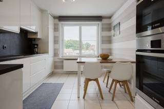 Op zoek naar een eigendom waar wonen en werken perfect kunnen worden gecombineerd? Deze veelzijdige eigendom langs de Brugsesteenweg in Kuurne biedt een mooie combinatie van een ruime opslagplaats van maar liefst 175 m², een instapklaar bovenliggend appartement en bijzonder aangename buitenruimtes.<br /><br />De grote ruimte (poorthoogte 3,7 meter) op het gelijkvloers biedt tal van mogelijkheden en kan perfect dienstdoen als garage, magazijn, opslagruimte, hobbyruimte of zelfs als ruimte voor het organiseren van groepslessen. Hierdoor is de eigendom bijzonder interessant voor zelfstandigen en ondernemers, maar ook voor wie op zoek is naar een ruime polyvalente ruimte voor een eigen activiteit. De ruime oprit zorgt bovendien voor een vlotte toegankelijkheid en parkeergelegenheid voor meerdere voertuigen.<br /><br />Het bovenliggende appartement is bereikbaar via een afzonderlijke ingang. De leefruimte beschikt over een gezellige haard en vormt samen met de vernieuwde, afgesloten keuken een aangename leefomgeving.De keuken is volledig uitgerust met de nodige toestellen. Het appartement beschikt daarnaast over drie slaapkamers: een ruime hoofdslaapkamer en twee aansluitende kamers die dankzij een schuifdeur van elkaar kunnen worden gescheiden, een badkamer, een afzonderlijk toilet en een praktische berging.<br /><br />Een absolute troef is de veranda die aansluit op het bijzonder ruime dakterras van maar liefst 75 m². Dit vormt een heerlijke extra buitenruimte waar je volop kunt genieten, ontspannen of gezellig tafelen. De tuinberging biedt daarbij handige extra opslagruimte.<br /><br />Extra comfort wordt geboden door de twee aanwezige airco-installaties, ideaal om het appartement ook tijdens warme zomerdagen aangenaam koel te houden.<br /><br />Achteraan bevindt zich bovendien nog een ruime tuinzone die heel wat mogelijkheden biedt en bijzonder interessant is voor wie graag dieren houdt of extra buitenruimte wenst.<br /><br />Ook de ligging is een belangrijke troef. Gelegen langs de Brugsesteenweg geniet je van een vlotte bereikbaarheid en een snelle verbinding met de R8. Hierdoor zijn zowel Kuurne, Kortrijk als de omliggende regio vlot bereikbaar.<br /><br />Goed om te weten: wie hier zonnepanelen laat plaatsen, kan het huidige EPC-label mogelijk aanzienlijk verbeteren. Dit biedt bovendien een mooie kans om het energieverbruik verder te optimaliseren.<br /><br />Bestemmingsmogelijkheden, zone met gemengde bestemming: wonen, diensten, kantoren, stapelplaatsen en handelsactiviteiten.<br />Niet toegelaten: autohandel, supermarkt.<br /><br />Waarom net dit aanbod overwegen?<br /><br />✔ verzorgd appartement 150 m²<br />✔ magazijn/garage/atelier 175m²<br />✔ ruime tuin<br />✔ commercieel gelegen<br />✔ veel parkeermogelijkheden<br />✔ nabij centrum en R8<br />✔ zonneterras<br />✔ airco’s<br /><br />Interesse, bel 0486 05 88 88<br />Attesten & documenten: www.nestr.be