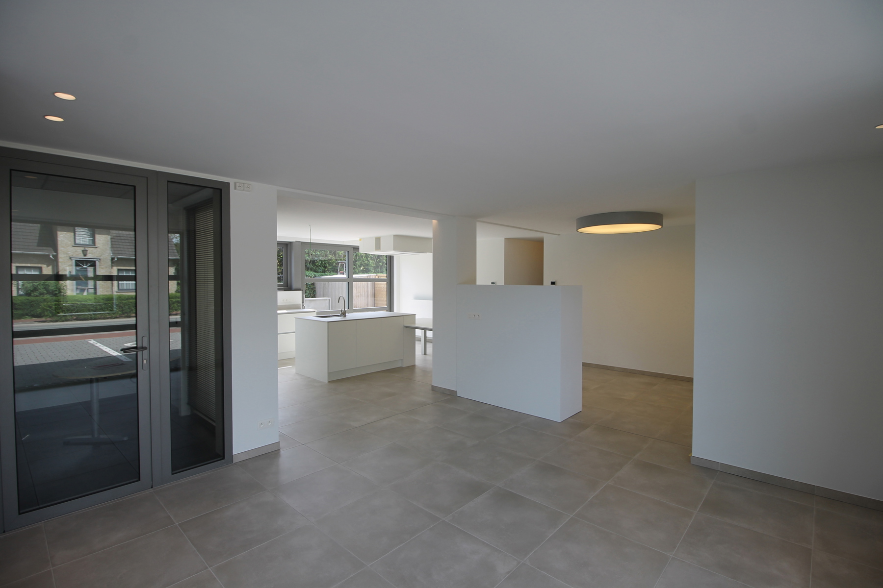Uniek en ruim (ca 134m²) gelijkvloers appartement met 2 slaapkamers, terras en tuin en autostaanplaats. - foto 4