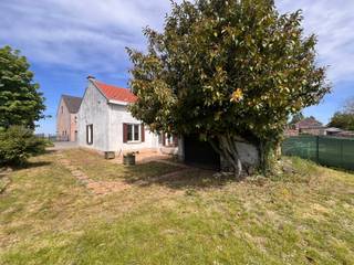 <p>Deze woning biedt een uitstekende kans voor wie op zoek is naar een project met eindeloze mogelijkheden. <br />Gelegen op een rustige en centrale locatie, biedt de woning een prachtig uitzicht aan de achterzijde, <br />waar je kunt genieten van een panoramisch uitzicht over het omliggende landschap. <br />Met een ideale zuidoriëntatie profiteer je hier van volop zonlicht gedurende de dag. <br />De woning zelf is volledig te renoveren of zelfs af te breken, wat het een perfecte gelegenheid maakt om je droomhuis te realiseren. <br /><br />Goede verbindingen Leuven, openbaar vervoer, E40, ziekenhuis Pellenberg en de school.<br />Maak een afspraak via admin@immodrome.be of 016/23.47.23</p>