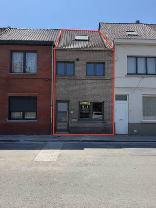 <p><strong>Instapklare starterswoning met 3 slaapkamers in het centrum van Lokeren</strong></p>
<p>Op zoek naar een betaalbare en instapklare woning op een toplocatie? Dan is deze charmante rijwoning in het centrum van Lokeren zeker een bezoek waard!<br />De woning beschikt over een <strong>bewoonbare oppervlakte van ca. 112m²</strong> op een <strong>perceel van 120m²</strong> en werd <strong>volledig gerenoveerd in 2013</strong>. Dankzij de kwalitatieve renovatie is de woning meteen bewoonbaar en hoeft ze enkel nog naar eigen smaak opgefrist te worden.</p>
<p><u>Indeling:<br /></u>Binnen betreed je via aparte inkomhal de aangename leefruimte (ca. 34m²), een functionele keuken met ontbijthoek (ca 14m²) en zicht op de tuin en een badkamer voorzien van inloopdouche, lavabo met meubel en toilet.<br /><br />Boven zijn er <strong>2 volwaardige slaapkamers</strong> (ca. 11 en 13m²) en een ingerichte zolder, toegankelijk via vaste trap met mogelijkheid tot 3<sup>de</sup> slaapkamer (ca. 12m²).</p>
<p>Achteraan geniet je van een <strong>onderhoudsvriendelijke tuin</strong> met een <strong>aangelegd terras (zuidwest georiënteerd)</strong> en een <strong>tuinberging</strong> – ideaal om in alle rust van het buitenleven te genieten.</p>
<p>Ook technisch zit deze woning goed:</p>
<ul>
<li><strong>EPC-label C, dus geen renovatieverplichting</strong></li>
<li><strong>Asbestveilig</strong></li>
<li><strong>Elektrische installatie conform</strong></li>
<li>Volledig gerenoveerd in 2013</li>
</ul>
<p>De ligging is een absolute troef: <strong>centraal in Lokeren</strong>, op wandel- en fietsafstand van winkels, scholen, openbaar vervoer en <strong>het ziekenhuis</strong>. Bovendien is er <strong>veel parkeergelegenheid in de straat</strong>.</p>
<p>Deze woning is dan ook de <strong>ideale starterswoning</strong> of een interessante investering voor wie op zoek is naar een instapklare woning met een uitstekende ligging.</p>
<p><strong>Troeven op een rij:</strong></p>
<ul>
<li>3 slaapkamers</li>
<li>Volledig gerenoveerd in 2013</li>
<li>EPC C-label</li>
<li>Asbestveilig</li>
<li>Conforme elektrische keuring</li>
<li>Onderhoudsvriendelijke tuin met terras en tuinberging</li>
<li>Centrale ligging en verbinding E17, N70 en centrum</li>
<li>Voldoende parkeergelegenheid in de straat</li>
<li>Instapklaar, enkel nog op te frissen naar eigen smaak</li>
</ul>
<p>Interesse? Contacteer ons vandaag nog voor een bezichtiging en ontdek zelf de mogelijkheden van deze gezellige woning!</p>
<p>Stedenbouwkundige info in aanvraag.</p>