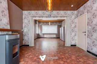 <p><span>Woning met renovatiepotentieel (154m²) met 3 slaapkamers en prachtige tuin te Meerhout.</span></p><p><span> </span></p><p><span>Belangrijkste troeven:</span></p><p><span>- Zeer goede ligging</span></p><p><span>- Reeds een vaste trap naar de zolder dus mogelijkheid tot 2 extra slaapkamers</span></p><p><span>- Mogelijkheid tot bijbouwen van 11 meter aan de rechtse kant</span></p><p><span>- Zuidwest gerichte tuin van 10 are 59 met zicht op agrarisch gebied</span></p><p><span>- 3 slaapkamers (met mogelijkheid tot 5)</span></p><p><span>- Zeer mooie wandelroutes vlakbij</span></p><p><span> </span></p><p><span>Bekijk zeker ook de grondplannen met de afmetingen. Zo krijgt u van thuis uit al een perfect beeld van wat deze woning te bieden heeft!</span></p><p><span> </span></p><p><span>Wenst u meer info of een vrijblijvende bezichtiging, contacteer dan ons kantoor op het nummer 011 85 15 15 en wij helpen u graag verder.</span></p>