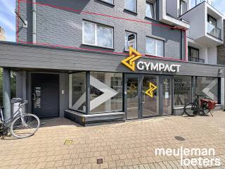 Dit prachtige appartement ligt midden in het centrum van Oostkamp, waardoor u geniet van alle voorzieningen binnen handbereik. Het beschikt over een zonnig terras, ideaal om te ontspannen en te genieten van het buitenleven in een rustige stedelijke omgeving.<br /><br />Het appartement is zeer lichtrijk dankzij de grote ramen die zorgen voor een aangename natuurlijk lichtinval. Met drie slaapkamers biedt het voldoende ruimte voor een gezin, een thuiskantoor of extra bergruimte. De praktische indeling maakt de woning aangenaam en functioneel in gebruik.<br /><br />Daarnaast is het appartement perfect voor wie op zoek is naar een comfortabele woonruimte met veel licht en buitenruimte, vlakbij winkels, restaurants en andere voorzieningen. Dankzij de centrale ligging combineert u hier het beste van wonen en leven in Oostkamp.<br /><br />Kosten: €30 provisie A.O.