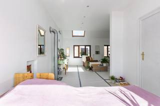 <p>Charmant halfopen huis in Oudenburg met zuidgerichte tuin en veel potentieel.</p>
<p> </p>
<p>Deze halfopen bebouwing uit 1934 combineert ruimte, karakter en mogelijkheden op een interessante ligging in Oudenburg. De woning werd gedeeltelijk gerenoveerd en biedt een mooie basis voor wie verder wil moderniseren naar eigen smaak. Dankzij de zuidgerichte tuin van 260 m² geniet je volop van licht en buitenruimte. Met 2 slaapkamers, praktische leefruimtes en een betaalbaar prijssegment is dit huis ideaal voor starters, koppels of investeerders die op zoek zijn naar een woning met toekomstmogelijkheden. Een interessante opportuniteit voor wie een huis wil kopen in Oudenburg.</p>
<p> </p>
<p>Belangrijkste ruimtes:<br />• Eetkamer met aangename connectie naar de leefruimtes.<br />• Keuken met mogelijkheden voor verdere inrichting en modernisering.<br />• Veranda met zicht op de tuin en extra leefruimte.<br />• 2 slaapkamers met natuurlijke lichtinval.<br />• Badkamer verder af te werken<br />• Zuidgerichte tuin van 260 m² met ruimte om te ontspannen of te tuinieren.</p>
<p> </p>
<p>Troeven:<br />• Ruime woning met zuidgerichte tuin.<br />• Gedeeltelijk gerenoveerd met verdere mogelijkheden.<br />• Betaalbare woning met potentieel in Oudenburg.</p>
<p> </p>
<p>Neem vandaag nog contact op voor een bezoek aan deze woning.</p>
<p> </p>
<p>JOUW DROOMHUIS. ZO GEVONDEN!</p>