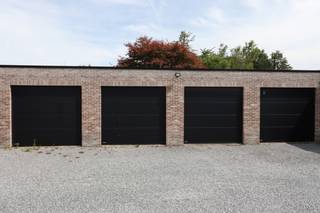 IN OPTIE Garage gelegen achter recent gebouw aan de Villerslei. Sectionale poort...