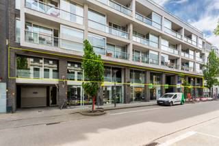 <p>Tussen het nieuwe Zuidpark en het pas gerenoveerde KMSKA, en dus hartje Zuid, vinden we dit uitzonderlijke kantoor terug. Met een gevelbreedte van zo’n 40 meter en een totale oppervlakte van ca 800 m² is dit pand zondermeer uitzonderlijk te noemen.</p>
<p>In de Museumstraat, met de Delhaize, The Butcher’s store, en bakkerij Dellafaille is dit dé topstraat van het Zuid. Een mooie visibiliteit en dus het perfecte uithangbord voor uw kantoor. Ook logistiek bent u zo de Stad uit dankzij de nabijheid van verschillende invalswegen.</p>
<p>Het pand is zowel toegankelijk via de straatzijde als via een binnengebied en verdeeld over twee plateau, beide toegankelijk via trap en lift voor een flexibele toegankelijkheid.</p>
<p>Meterslange glaspartijen, van vloer tot plafond, zowel langs het binnengebied als langs de Museumstraat, laten elke ruimte baden in het natuurlijk licht.</p>
<p>Via de hoofdinkom langs het binnengebied, heeft u achteraan toegang tot een zeer ruime vergaderzaal met aansluitend een polyvalente ruimte met een bar. De authentieke bakstenen gevelsteen werd zichtbaar gehouden om de ruimte net een extra touch te geven. Mat glas en schuifdeuren bieden de mogelijkheid om het geheel open te houden, dan wel af te sluiten voor confidentiële vergaderingen.</p>
<p>Via de centrale trap bereikt u het onthaal met balie op de eerste verdieping. Centraal gelegen tussen de voorbouw met in totaal acht afgesloten bureauruimtes en de achterbouw met één grote co-working space.</p>
<p>De doorlopende parketvloer in combinatie met zwarte fineereiken maatkasten zorgt voor een standingvol geheel dat elke huisstijl toelaat en een neutrale basis is om met te starten.</p>
<p>Gezien de grote oppervlakte werd er op verschillende plekken sanitair (in totaal 7 toiletten) en kitchenettes voorzien.</p>
<p>Zeven autostaanplaatsen in de ondergrondse garage kunnen bijgekocht worden aan 40.000 Euro per autostaanplaats. Verder bieden de nieuwe betaalparkings "Kooldok" en "Steendok" extra parkeergelegenheid voor personeel of cliënteel.</p>