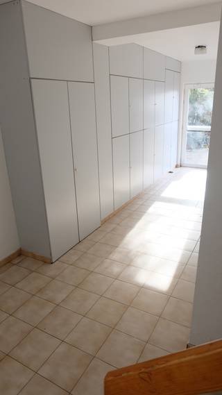 <p>Dit appartement is gelegen op de eerste verdieping en geniet van een rustige ligging op korte afstand van het centrum en De Schelde. Het beschikt over drie volwaardige slaapkamers een aangenaam balkon en garage. Ideaal voor wie houdt van rust, ruimte en een centrale ligging. Deze woonst bevat maar liefst 116m² bewoonbare ruimte.</p>
<p><u>Indeling</u><br />Inkomhal (7m²) . Drie slaapkamers (13-13-9,5m²) waarvan 1 met terras. Badkamer met ligbad en toilet (5m²). Apart gastentoilet. Ruime woonkamer met veel lichtinval (36m²). Geïnstalleerde keuken (9m²) met aansluitend een berging. Garage.</p>
<p><u>Extra</u><br />Centrale verwarming op aardgas. Dubbele beglazing. Voldoende parkeerplaats. Geen lift waardoor de syndic kosten heel laag liggen. En vooral energiezuinig met het label B.</p>