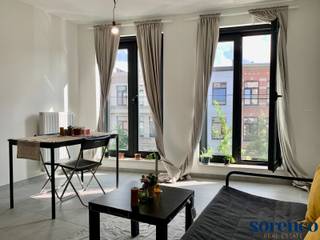<span><strong>PULHOFWIJK - Nieuwbouw 1 slaapkamer appartement ca. 68m² met ruim terras achteraan op uitstekende locatie te Floraliënlaan vlakbij winkels, ziekenhuizen, scholen, supermarkten, trendy restaurants, openbaar vervoer en belangrijke in-en uitvalswegen.<br /><br /><br />INDELING; <br /><br /></strong></span><span>U betreedt het appartement via de INKOMHAL met apart gastentoilet.</span><br /><br /><span>Lichte en aangename LEEFRUIMTE met open ingerichte KEUKEN voorzien van opbergkasten en alle gebruikelijke toestellen: afwasmachine, koelkast met vriesvak, elektrische keramische kookplaat, geïntegreerde dampkap en een spoelbak.</span><br /><br /><span>De volledig ingerichte BADKAMER ca. 5m² is voorzien van een inloopdouche, lavabo in een meubel en een handdoekdroger. Aansluitend de BERGING waar de aansluiting voor wasmachine/droogkast is voorzien. </span><br /><br /><span>De SLAAPKAMER ca. 12m² geeft toegang tot het aangename TERRAS ca. 7,5m².<br /><br /></span>Ondergrondse staanplaats inclusief de huurprijs.<br /><span> <br /></span><br /><span><strong>BIJZONDERHEDEN; </strong></span><br /><span>* Nieuwbouw appartement welke voldoet aan alle nieuwste normen. </span><span><br />* Kelder inclusief</span><br /><span>* Individuele meters voor elektriciteit, water en verwarming.</span><br /><span>* Ondergrondse staanplaats inclusief de huurprijs.</span><br /><span>* Ruime fietsenstalling in het gebouw </span><br /><span>* Lift in het gebouw </span><br /><span>* AO: €75/maand (onderhoud gemeenschappelijke delen, syndicus, ...)<br /></span>