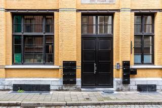 Midden in de stad wonen en toch thuiskomen in alle rust? Hier kan het. Dit bijzondere appartement bevindt zich in een voormalige parochiale meisjesschool, op een absolute toplocatie vlak bij de Grote Markt, het Historische stadcentrum, de vernieuwde Scheldekaaien en aan de voet van de prachtige Sint-Pauluskerk. Een karaktervol stukje stadsgeschiedenis dat vandaag een unieke woonplek vormt.<br /><br />Het appartement werd in 2021 volledig gerenoveerd met respect voor het karakter van het gebouw en veel aandacht voor hedendaags wooncomfort. U komt binnen via de private voortuin van 20 m² en stapt meteen de indrukwekkende leefruimte binnen. De hoge plafonds (4,2m) en royale raampartijen geven deze ruimte een loftachtig karakter met een zeer warme en huiselijke sfeer. Aansluitend bevindt zich de stijlvolle, volledig uitgeruste keuken en een afzonderlijk toilet. <br /><br />Een verdieping lager liggen twee slaapkamers en een moderne badkamer met ligbad, douche, wastafel en toilet met een extra buitenruimte van 8 m².<br /><br />Ook energetisch zit het goed. EPC-label A, vloerverwarming en een individuele warmtepomp maken het appartement niet alleen comfortabel, maar ook helemaal klaar voor de toekomst.<br /><br />Belangrijkste troeven:<br />• Uniek appartement in een voormalige meisjesschool<br />• Volledig gerenoveerd (2021)<br />• EPC-label A<br />• Twee private buitenruimtes van 20 m² en 8 m²<br />• Vloerverwarming met individuele warmtepomp<br />• Ingemaakte kasten en fietsenberging<br />• Nabij de Grote Markt<br /><br />• EPC: label A, P-score: C, G-score: C