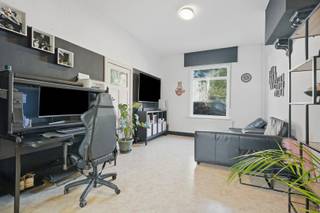 Ruime rijwoning met zongerichte tuin in Nieuwpoort-Stad<br /><br />Deze verrassend ruime rijwoning beschikt over een bewoonbare oppervlakte van 161 m² en is gelegen op een perceel van 177 m² in Nieuwpoort-Stad.<br /><br />De woning omvat op het gelijkvloers een inkomhal, ruime leefruimte, keuken, wasruimte, berging, kelder en apart toilet. Aansluitend bevindt zich de gezellige tuin met tuinberging / opslagplaats.<br /><br />De eerste verdieping is ingedeeld met een ruime slaapkamer en een grote badkamer voorzien van een ligbad, lavabomeubel en toilet. De tweede verdieping omvat een tweede volwaardige slaapkamer en een ruime onafgewerkte zolder, die mogelijkheden biedt voor de inrichting van een derde slaapkamer met mezzanine of zolderberging.<br /><br />Deze woning onderscheidt zich door haar ruime indeling, de aangename zongerichte tuin en het mooie potentieel om ze volledig naar eigen smaak in te richten. De woning wordt verwarmd via een centraal verwarmingssysteem en beschikt over een EPC-label D, waardoor er geen renovatieverplichting van toepassing is.