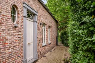 <p><strong>Verrassend ruime instapklare woning (2000) met prachtige, groene tuin met volwassen bomen en optimale privacy. </strong><br /><strong>Ideaal om wonen en werken te combineren! <br /></strong></p>
<p><span><strong>Indeling:</strong></span><br /><strong>Gelijkvloers</strong><br />- Inkomhal met gastentoilet.<br />- Gezellige <strong>leefruimte </strong>(ca. 44m²) op parketvloer met gashaard in natuursteen. - De grote raampartijen zorgen voor een aangename lichtinval en een mooi zicht op de tuin.<br />- <strong>Eetplaats</strong> met directe toegang tot het terras en de groene tuin. <br />- Volledig <strong>geïnstalleerde keuken</strong> (ca. 18m²) voorzien van kwalitatieve toestellen, veel kastruimte en een ATAG gasfornuis. Ruimte voor ontbijthoek.<br />- Praktische berging achter de keuken.<br />- Verder beschikt de woning over een uitzonderlijk <strong>ruime polyvalente ruimte</strong> (ca. 40m²) die momenteel ingericht is als muziekstudio/kantoor, voorzien van ingemaakte kastenwand en een <strong>kleine kitchenette</strong> (alsook van hieruit toegang tot het gastentoilet). Dit gedeelte heeft een eigen toegangsdeur waardoor privé mooi afgesloten kan blijven. Aansluitend bevindt zich een <strong>afzonderlijk bureau</strong>, vanwaar u rechtstreeks toegang heeft tot de ruime garage.<br />- <strong>Inpandige garage</strong> (ca. 32m²) met o.a. automatische poort, afgietbak, toegangsdeur naar buiten. Vanuit de garage luik naar de wijnkelder.<br /><br /><strong>Verdieping<br /></strong>- Ruime <strong>slaapkamer </strong>(ca. 19m²) met <strong>aansluitende dressing </strong>(ca. 12m²)<br />- <strong>Badkamer </strong>met dubbel lavabomeubel, douche en ligbad<br />- Nog <strong>drie </strong>volwaardige <strong>slaapkamers </strong>(ca. 19m², 22m², 22m²) <br />- <strong>Wasplaats </strong>met aansluiting wasmachine, lavabo en extra douche<br />- Vlizotrap naar de <strong>bergzolder</strong></p>
<p><span><strong>Algemeen:</strong></span><br />- De oprit biedt plaats aan meerdere wagens.<br />- Ruime garage met automatische poort.<br />- Wijnkelder.<br />- Verisure alarm.<br />- Kruipruimte onder de volledige woning.<br />- Het overdekte terras vormt de ideale plek om in alle rust te genieten van de tuin.<br />- De woning biedt bovendien bijzonder veel opslagruimte.<br /><span>- Gelegen op een</span><strong><span> </span>zeer centrale locatie,<span> </span></strong><span>op de grens met Brasschaat en Kapellen.</span><br /><span>- In de directe omgeving van diverse winkels, supermarkten, horeca, openbaar vervoer en in- en uitvalswegen.</span><br />- CV op aardgas (Buderus), via radiatoren<br /><br /><span>Stedenbouwkundige inlichtingen in aanvraag</span></p>