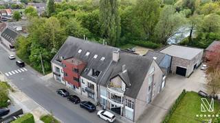 Dit ruim appartement is gelegen op de 1ste verdieping en heeft een bewoonbare oppervlakte 92 m².Het appartement heeft volgende indeling: inkomhal met...