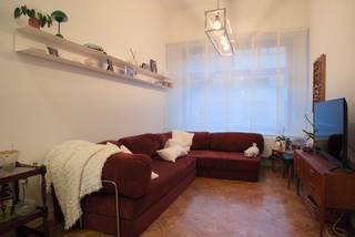 <p>Uniek en lichtrijk appartement in hartje Borgerhout</p><p>Bezoek inplannen? -> https://calendly.com/sterlingerstraat8/bezoek</p><p>Wonen met karakter in Borgerhout</p><p>Op een fijne locatie in het levendige Borgerhout, op de grens met Zurenborg, vind je achter deze unieke gevel dit bijzonder appartement waar authentieke charme en een aangename, eigentijdse sfeer mooi samenkomen.</p><p>De leefruimte vormt het hart van het appartement. Dankzij de hoge plafonds en de grote hoeveelheid licht voelt de ruimte bijzonder aangenaam en ruim aan. De authentieke parket zorgt daarbij voor een warme, karaktervolle uitstraling die mooi contrasteert met de strakke keuken en hedendaagse inrichting.</p><p>Een extra troef is de zuidgerichte koer achteraan.</p><p>Daarnaast beschikt het appartement over een aparte dressing en ruime kelderberging, met plaats voor een wasmachine. Ideaal voor het opbergen van allerhande spullen, voorraad of andere zaken die je liever niet in de leefruimte bewaart.</p><p>Het appartement is gelegen in een kleinschalig gebouw met slechts 2 andere appartementen, wat zorgt voor een rustige en aangename sfeer. De beperkte gemeenschappelijke delen vertalen zich in lage gemeenschappelijke kosten.</p><p>Kijkdagen<br />Het appartement kan bezocht worden tijdens de kijkdagen op zaterdag 17 en zondag 18 oktober. Een bezoek kan eenvoudig ingepland worden via Calendly: https://calendly.com/sterlingerstraat8/bezoek</p><p>Bieden<br />Geïnteresseerden kunnen een bod uitbrengen tot woensdag 21 oktober om 18u.</p><p>Meer informatie over het bieden en de praktische afspraken wordt tijdens het bezoek meegedeeld.</p><p>De troeven op een rijtje:</p><p>• Uniek en karaktervol appartement<br />• Bijzonder veel natuurlijke lichtinval<br />• Hoge plafonds<br />• Authentieke vloeren en karaktervolle elementen<br />• Aangename leefruimte<br />• Zuidgerichte koer<br />• Veel opbergruimte<br />• Kleinschalig gebouw met slechts 3 appartementen<br />• Gelegen in het geliefde Borgerhout, vlak bij Zurenborg</p>