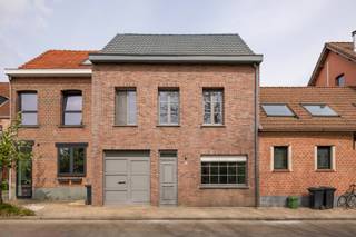 We treffen deze woning in het centrum van Hove. De Lintsesteenweg ligt op wandelafstand van het centrum, met restaurant Hove Centraal letterlijk om de hoek. Het treinstation is in 11 minuten te voet bereikbaar en biedt een rechtstreekse verbinding naar zowel Antwerpen (9 km) als Brussel. Wie liever fietst, maakt gebruik van de fietsostrade Antwerpen-Mechelen. De buurt combineert een landelijk karakter met villawijken en een rijke bouwhistorie, omgeven door groen en bossen. Scholen, winkels en openbaar vervoer zijn allemaal vlot bereikbaar.<br />
<p>De woning omvat op het gelijkvloers een inkomhal met links een polyvalente ruimte die dienst kan doen als extra leefruimte, fietsenberging of wasplaats. Rechts bevindt zich de woonkamer op tegels met aansluitend een zeer ruime keuken die voldoet aan hedendaags comfort en extra licht geniet dankzij de lichtkoepel. Verder is er een apart toilet en een verzorgde koer als buitenruimte.</p>
<p>Op de eerste verdieping zijn er twee volwaardige slaapkamers en een derde kamer van waaruit de trap naar de zolder vertrekt. De badkamer is uitgerust met een dubbel badkamermeubel en een ligbad. De tweede verdieping biedt een ingerichte zolderruimte op laminaat.</p>
<p>EPC: 281 kWh/m²/jaar.</p>