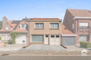 <strong>Te koop: verzorgde, instapklare woning met 3 slaapkamers op rustige ligging in Deerlijk.</strong><br /><br /><br />Ontdek deze leuke en goed onderhouden woning op een toplocatie in Deerlijk. De woning is rustig gelegen omgeven door land, maar toch vlot bereikbaar via verschillende invalswegen rondom. <br />De woning is volledig instapklaar en biedt alles wat je zoekt in een comfortabele thuis. Dankzij de aangename ligging en praktische indeling is dit de ideale gezinswoning.<br /><br /><br /><u><strong>Indeling:</strong></u><br /><em>Gelijkvloers: </em>inkomhal met gastentoilet, grote garage die gebruikt wordt als (was)berging, volledig uitgeruste keuken met directe toegang tot de eetplaats en woonkamer. Via de woonkamer kan je naar het terras en de tuin die voorzien is van een tuinhuis en overdekt terras.<br /><em>Eerste verdieping: </em>3 volwaardige slaapkamers en een badkamer met douche, lavabo en toilet. Er is ook een zolder aanwezig die gebruikt kan worden als opbergruimte.<br /><br /><u><strong>Troeven:</strong></u>
<ul><li>Rustig en landelijk gelegen</li><li>Instapklaar</li><li>Overal rolluiken aanwezig</li></ul>
<br /><strong>Interesse in deze leuke gezinswoning? Neem dan zeker contact op met Indra van ERA Bossuyt voor meer info of een bezoek - 0473/61.10.10.</strong>