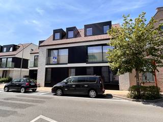 Ruim en nieuw duplex-appartement in de Dorpsstraat te Knokke - Westkapelle. Er zijn drie slaapkamers en een groot zonneterras. Een mooie...