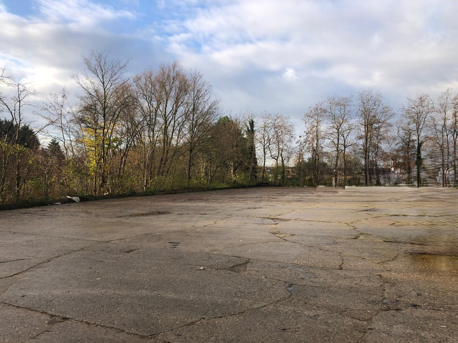 Rumst terrein 2.500m² te huur.Gelegen nabij Afrit Rumst langs E19.Beschikbaar: directTerrein van 1.700m² ook beschikbaar.