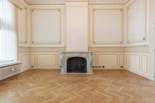 <div>
<div>
<section>
<div>
<div>
<div>
<div>
<div>
<div>
<p>Dit statige kantoor combineert authentieke architectuur met royale volumes en een representatieve uitstraling. Hoge plafonds, sierlijke moulures, parketvloeren in visgraatmotief en imposante schouwen creëren een stijlvolle werkomgeving met een uniek karakter.<span></span></p>
<p>De verschillende kantoorruimtes vloeien harmonieus in elkaar over en bieden een aangename combinatie van openheid en privacy. Dankzij de grote raampartijen geniet het gebouw van een overvloed aan natuurlijk daglicht, wat bijdraagt aan een comfortabele en inspirerende werkomgeving.</p>
<p>Het pand beschikt daarnaast over een volledig ingerichte keuken, een badkamer en een afzonderlijk toilet, waardoor alle nodige voorzieningen aanwezig zijn voor een aangename en praktische dagelijkse werking.</p>
<p>Een uitzonderlijk kantoorgebouw voor ondernemingen die waarde hechten aan uitstraling, karakter en een prestigieuze werkomgeving.</p>
</div>
</div>
</div>
</div>
<div></div>
<div>
<div></div>
</div>
</div>
<div>
<div></div>
</div>
</div>
</section>
</div>
</div>
<div></div>