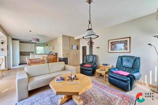 Zeer goed onderhouden gezinswoning met 3 slaapkamers en 2 badkamers, gelegen op een ZUID gericht perceel van circa 8 are<br /><br />Deze uitstekend onderhouden gezinswoning combineert comfort, ruimte en een aangename ligging. De woning beschikt over 3 slaapkamers en 2 badkamers, waarvan één slaapkamer en badkamer zich op het gelijkvloers bevinden. Hierdoor is gelijkvloers wonen perfect mogelijk.<br /><br />De lichtrijke leefruimte vormt het hart van de woning en werd recent voorzien van een prachtige parketvloer en een gezellige gashaard. Vanuit de leefruimte is er een aangenaam zicht op de verzorgde tuin.<br /><br />De woning is gelegen in een rustige en kindvriendelijke buurt en beschikt over een mooi aangelegd, zuid gericht perceel van circa 8 are met de nodige privacy.<br /><br />INDELING<br /><br />Gelijkvloers:<br /><br />- Inkomhal met gastentoilet<br />- Lichtrijke leefruimte met recent vernieuwde parketvloer en gashaard<br />- Open keuken<br />- Praktische bergruimte<br />- Wasplaats<br />- Badkamer met ligbad en douche<br />- Slaapkamer<br />- Inpandige garage<br /><br />Eerste verdieping:<br /><br />- Nachthal<br />- 2 ruime slaapkamers<br />- Badkamer met toilet, lavabo en douche<br />- Extra opbergruimte onder de dakhelling bij beide slaapkamers<br /><br />Tuin:<br /><br />- Verzorgd aangelegde, zuid gerichte tuin<br />- Veel privacy<br />- Aangenaam terras<br /><br />EXTRA TROEVEN<br /><br />- Rustige en kindvriendelijke ligging<br />- Gelijkvloers wonen mogelijk<br />- Zeer goed onderhouden en instapklaar<br />- Recent vernieuwde parketvloer<br />- 3 ruime slaapkamers<br />- 2 badkamers<br />- Zuidgerichte tuin met veel privacy<br /><br /><br />Interesse in deze aangename gezinswoning? Contacteer ons en we helpen je dichtblij verder!