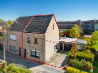 <p>Halfopen bebouwing met Top ligging, 999m2</p><p>In een , bijzonder rustig straatje vind je deze halfopen woning met verrassend veel ruimte en mogelijkheden. Ondanks de kalme ligging ben je hier uitstekend verbonden: zowel het station van Wetteren als de E40 zijn vlot bereikbaar.</p><p>Kijkdag op donderdag 14 mei (Hemelvaart) op afspraak via Dries@immosafe.be</p><p><br /> </p><p>De woning beschikt momenteel over 3 slaapkamers, met de mogelijkheid om via de zolder uit te breiden naar 5 kamers. De zolder is reeds voorzien van ramen en basisinrichting, waardoor uitbreiding eenvoudig te realiseren is.</p><p>Binnenin vraagt de woning een opfrissing, maar de stevige structuur vormt een ideale basis voor wie zijn eigen woonproject wil vormen.<br />De grote troef is zonder twijfel de charmante tuin, die met wat aandacht kan uitgroeien tot een echte groene oase. Daarnaast is er een ruime garage met directe toegang tot de tuin en een extra parkeerplaats vooraan.</p><p>Gelegen in een groene omgeving met wandel- en fietsmogelijkheden, en in de nabijheid van sportfaciliteiten. Dankzij het station en de goede verbindingen met de wagen geniet je hier van een vlotte bereikbaarheid.</p><ul><li>EPC: 348 D (geen renovatieverplichting)</li><li>3 slaapkamers (uitbreidbaar naar 5)</li><li>Rustige, kindvriendelijke ligging</li><li><p>Veel potentieel en bewoonbare oppervlakte</p><p><br /> </p></li></ul><p>Ideaal voor wie ruimte en mogelijkheden zoekt op een rustige, goed bereikbare locatie.</p>